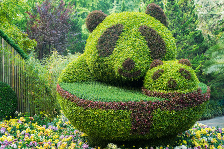 Panda shaped tree sculpture in Chengdu peoples parkのeditorial素材