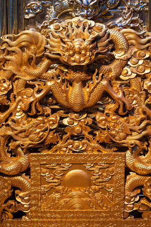 This exquisite golden dragon carving showcases detailed craftsmanship and traditional Chinese artistry. Located in Chengdu, it reflects the rich cultural heritage of the region.の写真素材