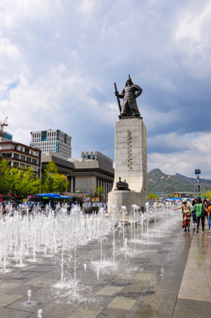 Seoul, Korea, 1st, May, 2013: Statue of Admiral Yi Sun-sin with the 12.23 Fountain in front at Gwanghwamun Plaza.のeditorial素材