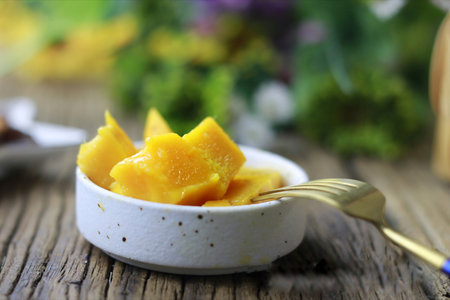 a plate of mangoの写真素材