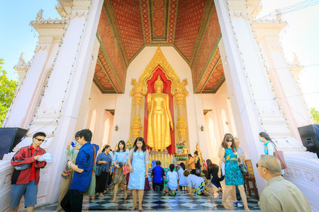 Nakhon Pathom, Thailand - Decomber 21, 2015: Unidentified pay respect to the Buddha statue at Phra Pathom Chedi, Thailand.のeditorial素材