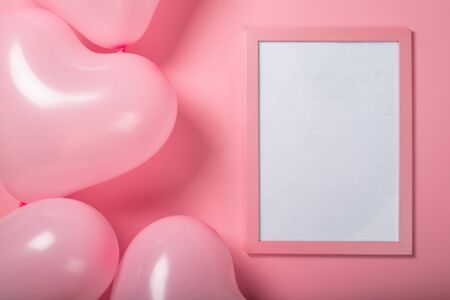 Happy valentines day greetings many heart shaped pink balloons and foto frame with copy space for text , background border flat lay with copy space for textの写真素材