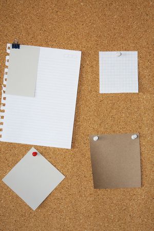 Blank note paper on cork cardboardの写真素材