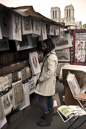 Girl watching a stand of books in Parisのeditorial素材