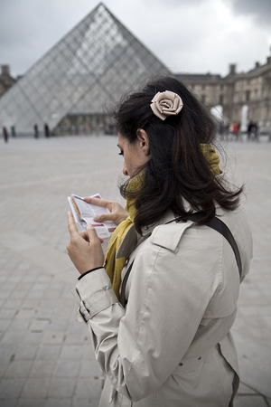 Girl consulting in touristic mapのeditorial素材