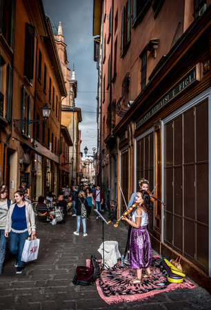 Bologna, Italy, 18 September 2016: two buskers violinists perform for the passersby in the historic district of Bologna before the storm.のeditorial素材