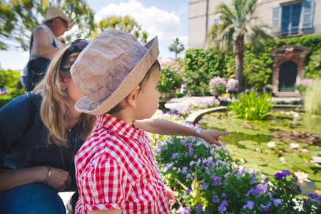 baby learn plants at the botanical gardenの写真素材
