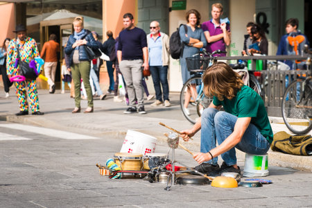 busker street artist percussionist use pots and pans to play drums (Bologna, Italy, Oct 4 2017)のeditorial素材