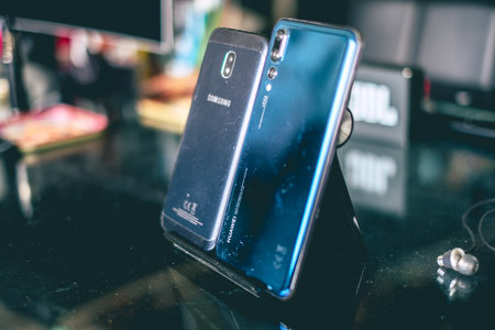 phone camera comparison between Samsung and Huawei phonesのeditorial素材