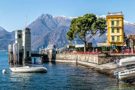 The Varenna pier with the snow-capped alps in the backgroundのeditorial素材