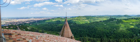 Extra wide view of Bologna with his beautiful church and Towersのeditorial素材