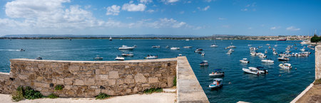 Syracuse, Italy - 09-16-2022: super wide angle view of the Gulf of Syracuse with many boats and blue waterのeditorial素材