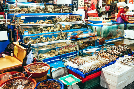 Korea seafood store displaying a huge variety for customers to select from, at Noryangjin Fish Market, Koreaのeditorial素材