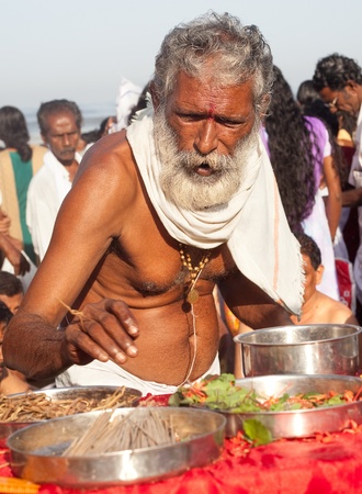 KERALA - JULY 30: A Hindu priest prepares a ritual for the dead on JULY 30, 2011 in Varkala, Kerala, India. Thousands of Pilgrims flock to Varkala every year to offer Vavu Bali to the dead.のeditorial素材