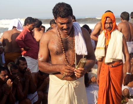 KERALA - JULY 30: A Hindu priest leads a ritual for the dead on JULY 30, 2011 in Varkala,  Kerala, India. Thousands of Pilgrims flock to Varkala every year to offer Vavu Bali to the dead.のeditorial素材