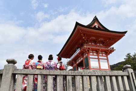 Geisha in Kiyomizu-Dera entrance, Kyoto, Japanのeditorial素材