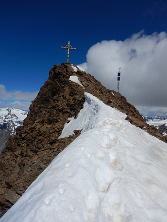 summit cross at creuzspitze in otztal apls in austriaの写真素材