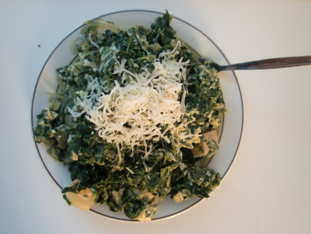 fresh warm spinach pasta portion o a plateの写真素材