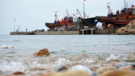 The dock of the fishing port of Hun Shui Wan in Lushun old iron hillのeditorial素材