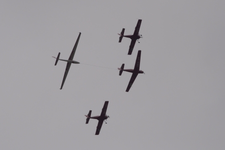 Glider on tow under escortのeditorial素材