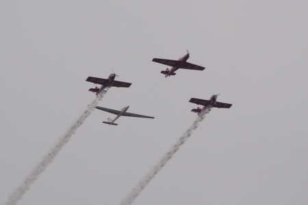 Glider on tow under escortのeditorial素材