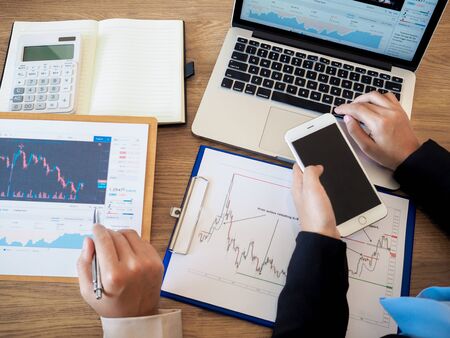 Trader team discussion and analyze stock graph and report, set targets for online trading management...