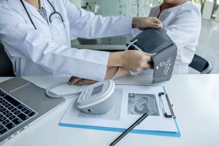 The doctor check the health and advise pregnancy to pregnant women.