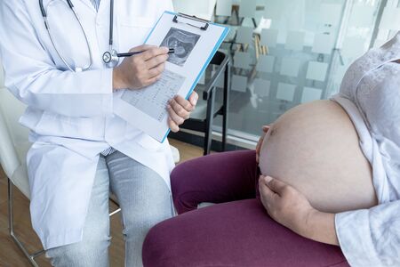 The doctor check the health and advise pregnancy to pregnant women.