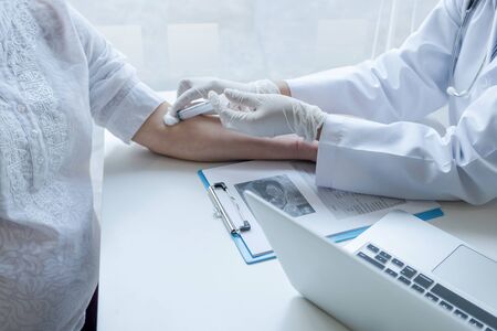 The doctor check the health and advise pregnancy to pregnant women.の写真素材
