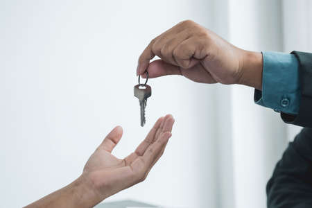 Hand a real estate agent, hold the keys, and explain the business contract, rent, buy, mortgage,...