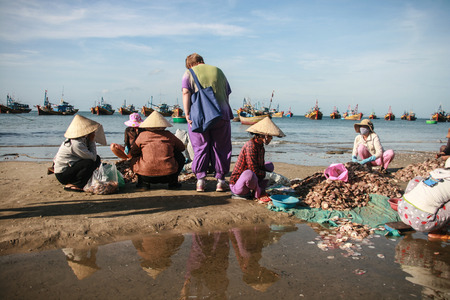 the women working in the beach in vietnamのeditorial素材