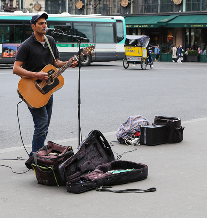 Singer in the street of Paris, Franceのeditorial素材