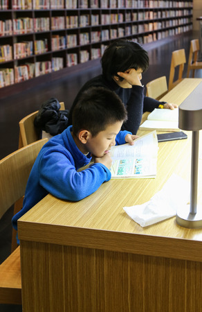 readers in sichuan library, chinaのeditorial素材