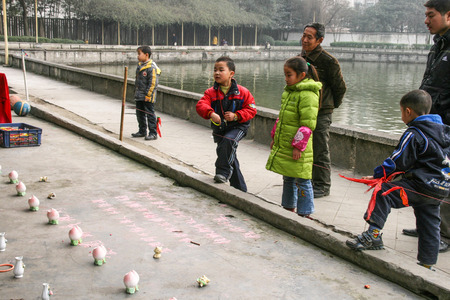 children throwing rings in chengfei park,chengdu,chinaのeditorial素材