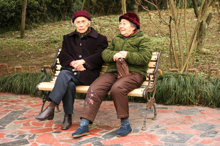 old women chatting in chengfei park,chengdu,chinaのeditorial素材