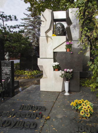 khrushchev tomb in novodevichy cemetery , moscowのeditorial素材