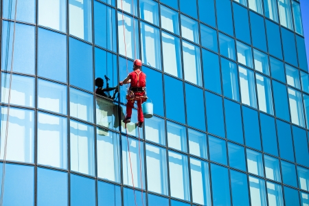 
Washer wash the windows on  high office buildingの写真素材