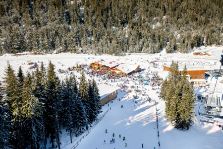 
Ski station with a lot of skiers around rest areas の写真素材