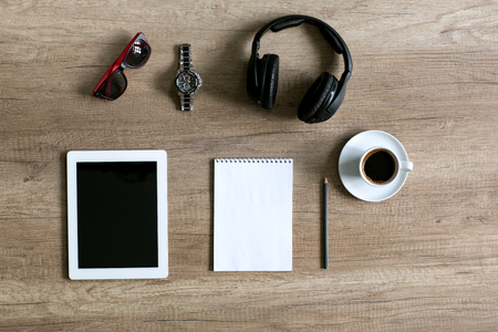 cup of coffee and note paper on the wood texture backgroundの写真素材