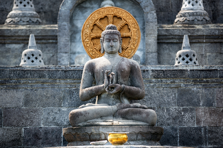 Statue of Buddha on stone platformの素材 [FY310105507865]