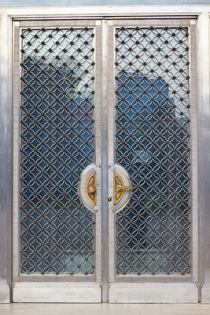 BUCHAREST, ROMANIA - DESEMBER 19, 2015. The National Art Museum, The Royal Palace. Beautiful door.のeditorial素材