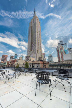 Rooftop cafe overlooking the Empire state building, Manhattan, New York City.のeditorial素材