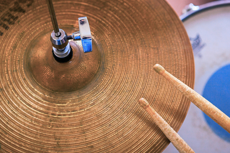 Close up of a pair of drumsticks lying on cymbal.の写真素材