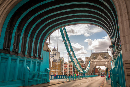 The bridge crosses the River Thames close to the Tower of London and has become an iconic symbol of London.のeditorial素材