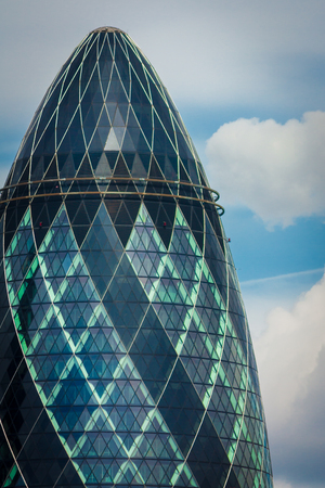 30 St Mary Axe is a commercial skyscraper in London's financial district. It was designed by Norman Foster and Arup Group and started functioning in 2004. It became an iconic symbol of London and is a good example of contemporary architecture found in theのeditorial素材