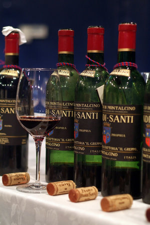 Turin, Piedmont, Italy. -10/26/2009- Fair "Wine show", aged Tuscan red wine Brunello di Montalcino.のeditorial素材