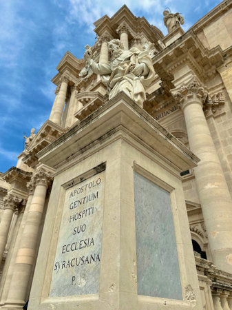 Statue in front of Cathedral in Syracuse in Sicilyのeditorial素材