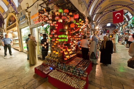 Istanbul, Turkey, 2 June 2009:  crowd at the  Grand Bazaar market looking at crafts and souvenirsのeditorial素材
