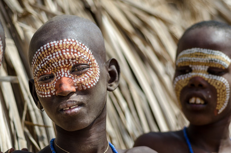 ARBORE, ETHIOPIA, 13 AUGUST:unidentified boy from Arbore tribe in Arbore, Ethiopia, on 13 august 2014. Body painting is done by the Arbore using natural colors made from soil and stone.のeditorial素材