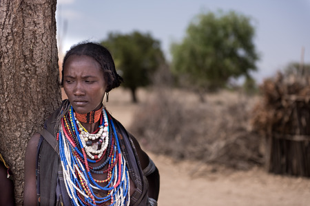 TURMI, ETHIOPIA, 16 AGOSTO 2015: unidentified Arbore women wearing colored necklaces. Different...